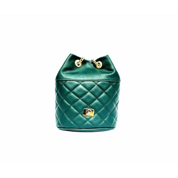Bolso de piel verde tipo saco con bandolera de cadena