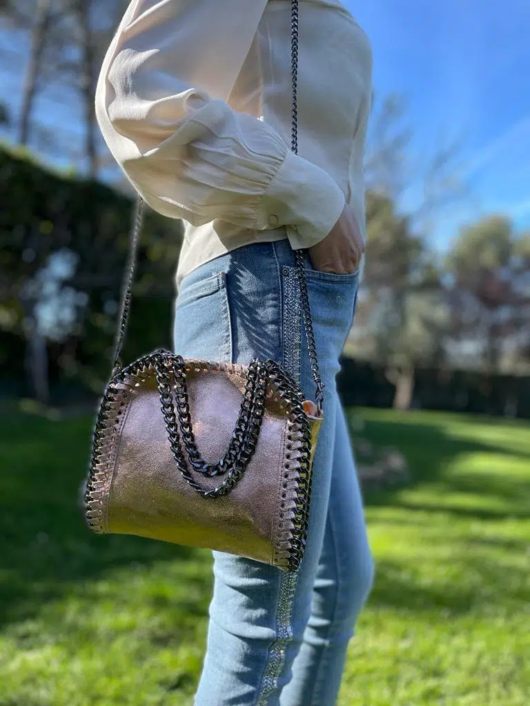 Bolso de Piel para Mujer con Asas Cortas tipo Cadena y Efecto Metalizado - Imagen 3