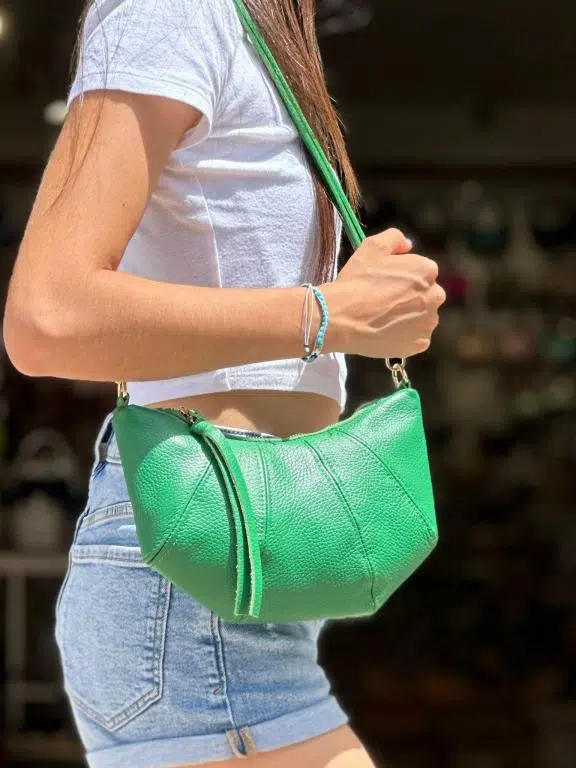 Bolso Bandolera de Mujer en Piel Italiana con Diseño Medialuna y Tira Bandolera - Imagen 3