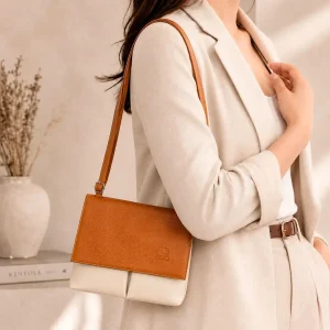 Bolso de Hombro en Piel Italiana con 3 Bolsillos Frontales bajo la Solapa de 2 Botones para Mujer