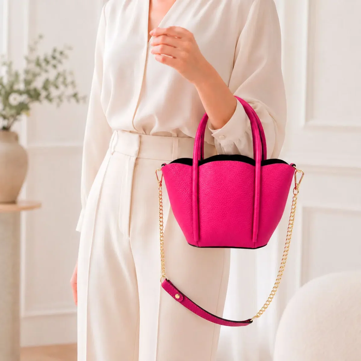 Bolso de Mano Compacto en Piel Italiana con Asa Larga de Cadena y Neceser Extra para Mujer - Imagen 2