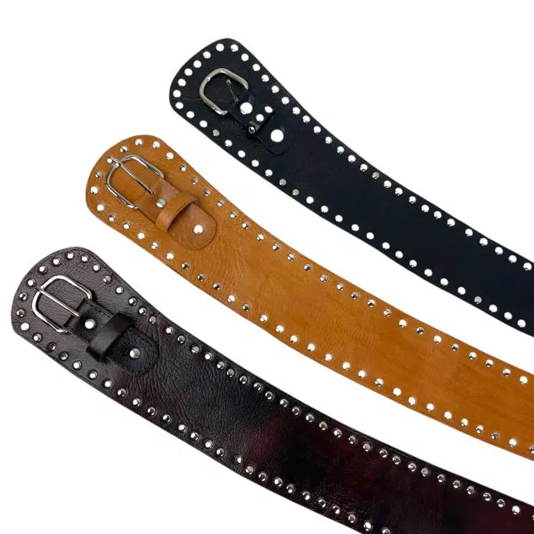 Cinturón Artesanal en Piel con Diseño Exclusivo y Muchas Tachuelas Decorativas para Mujer - Imagen 6