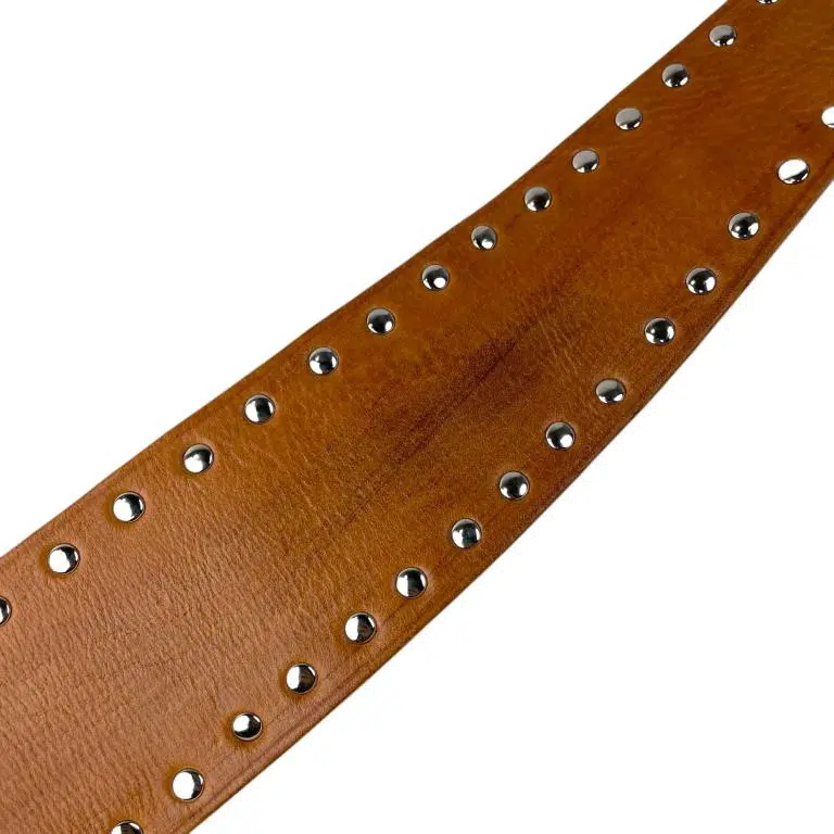 Cinturón Artesanal en Piel con Diseño Exclusivo y Muchas Tachuelas Decorativas para Mujer - Imagen 9