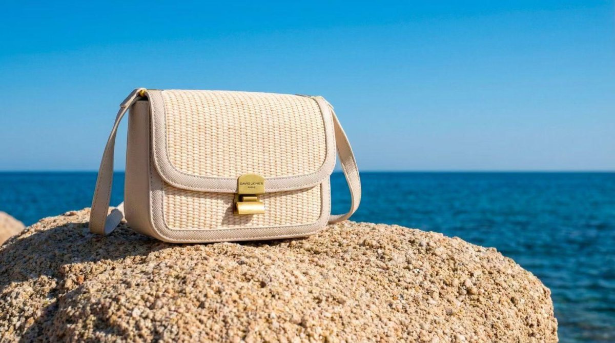Bolso Bandolera Sintético y Bicolor David Jones con Compartimento Trasero y Solapa de Mujer - Imagen 4