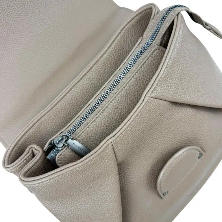 Mochila Sintética de Gran Calidad Diana & Co Firenze con Solapa y Bolsillos Internos para Mujer - Imagen 8