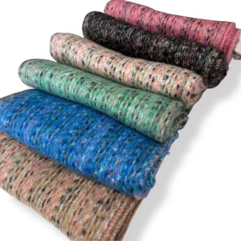 Elegante Bufanda de Lana para Mujer con Flecos Multicolores y Precioso Diseño - Imagen 4