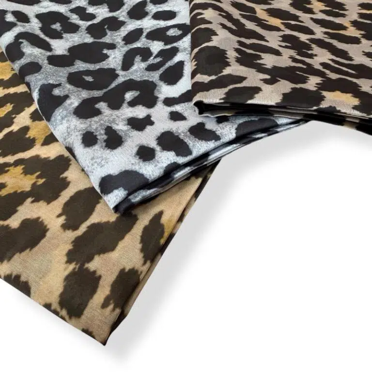 Amplia Bufanda de Seda para Mujer con Bonito Diseño Animal Print - Imagen 6