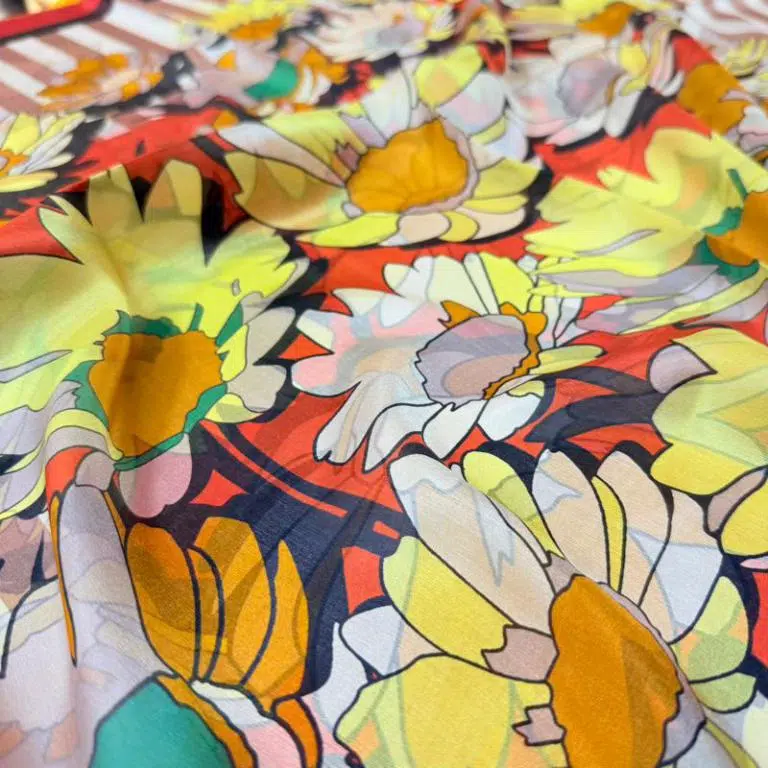 Amplia Bufanda de Mujer en Seda 100% con Gran Calidad y Diseño de Flores - Imagen 4