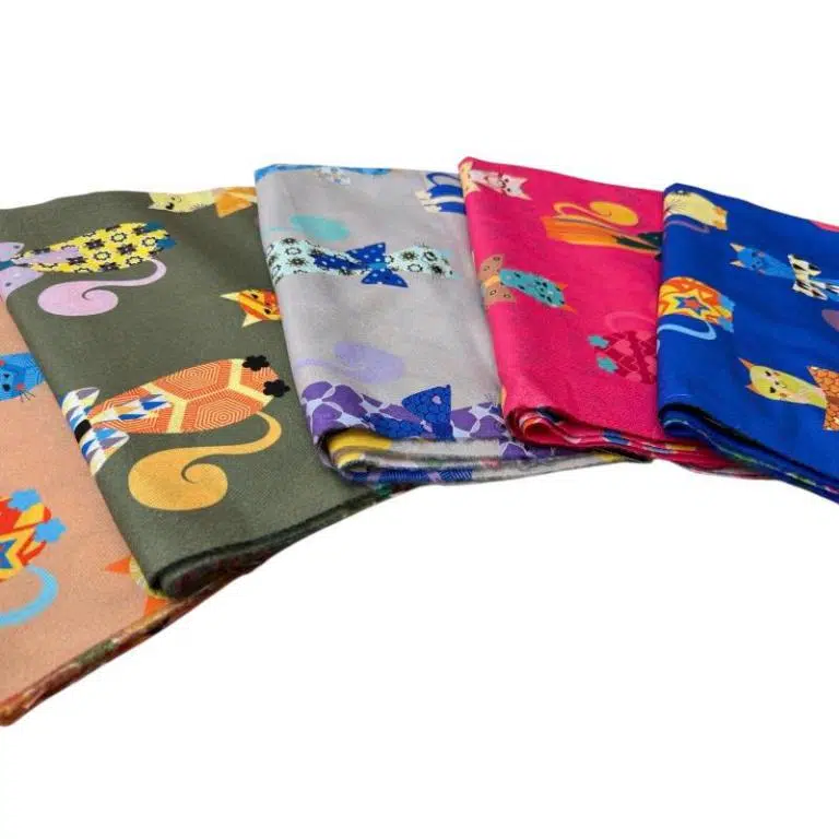 Alegre Bufanda de Mujer en Lana con Precioso Diseño Multicolor de Gatos y Gran Calidad - Imagen 4