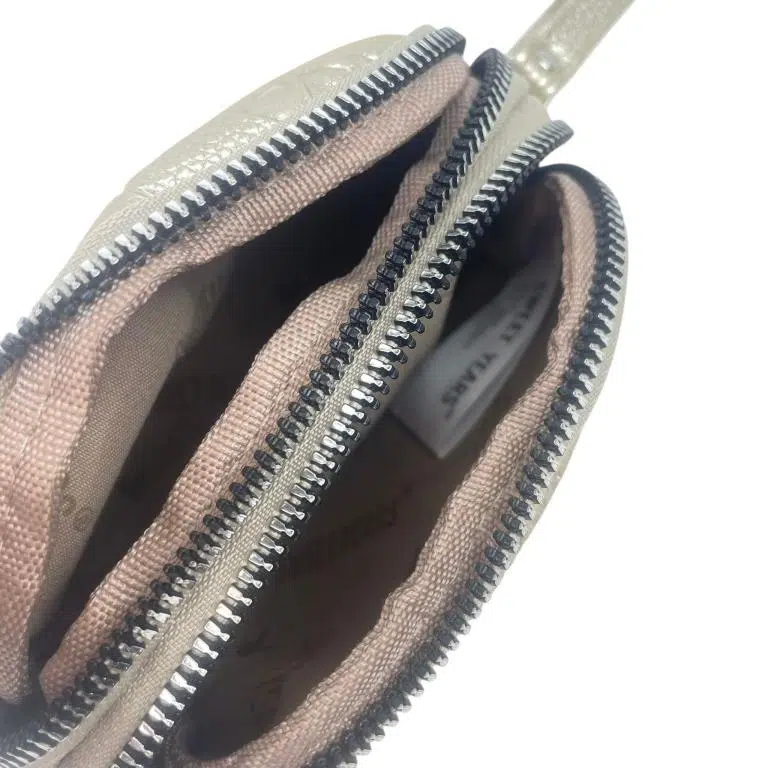 Monedero Sintético y Compacto para Mujer con 2 Compartimentos, Bolsillo Frontal y Asa de Mano - Imagen 9
