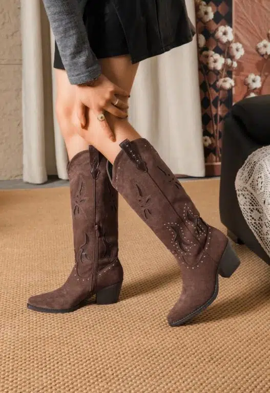 Botas Altas Estilo Cowboy de Mujer con Detalles Bordados y Tachuelas Metálicas - Imagen 4