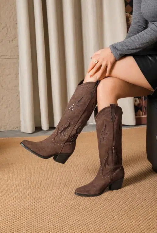 Botas Altas Estilo Cowboy de Mujer con Detalles Bordados y Tachuelas Metálicas