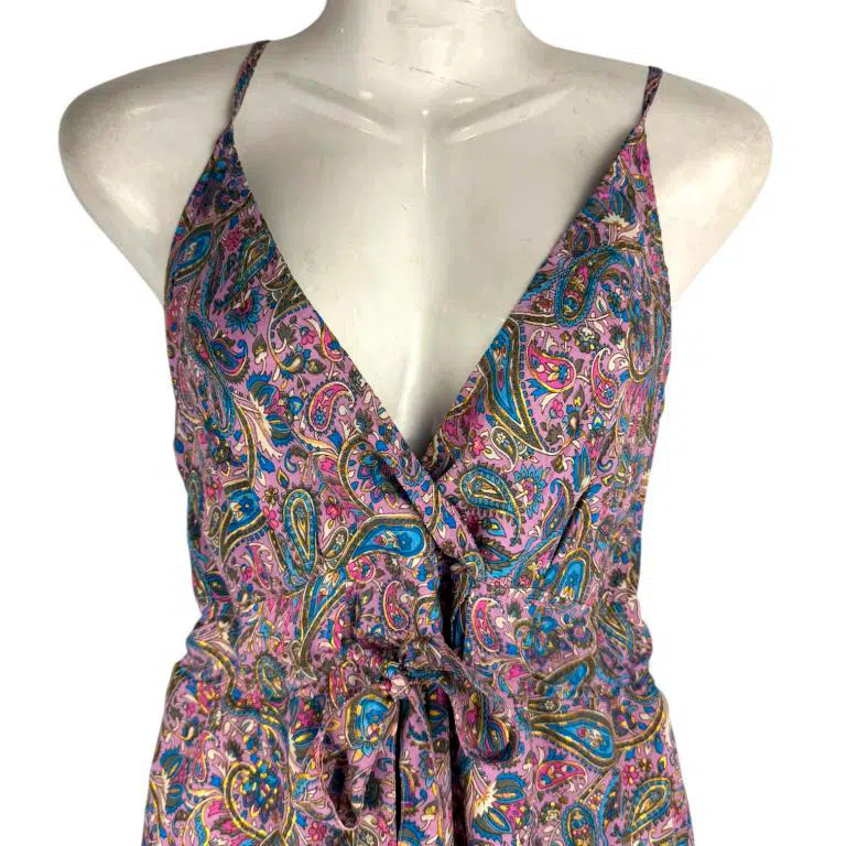 Vestido Corto Artesanal de Seda para Mujer con Espalda Fruncida y Cuello en V - Imagen 5