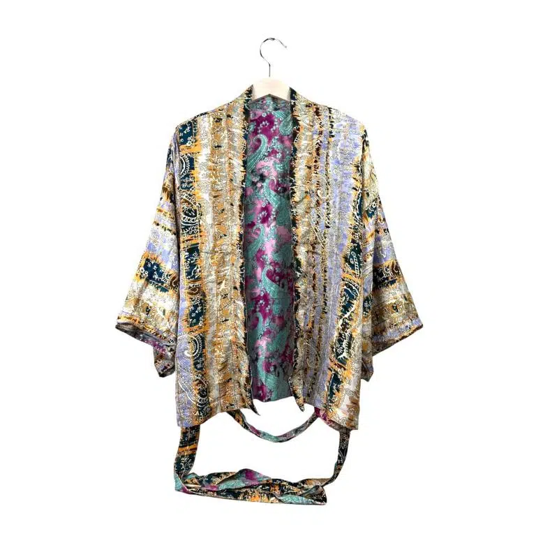 Kimono Reversible Corto de Seda para Mujer con Diseño Exclusivo y Talla Única - Imagen 4