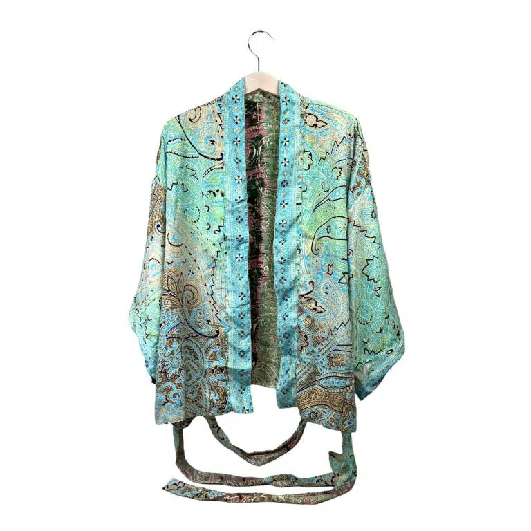 Kimono Reversible Corto de Seda para Mujer con Diseño Exclusivo y Talla Única - Imagen 6
