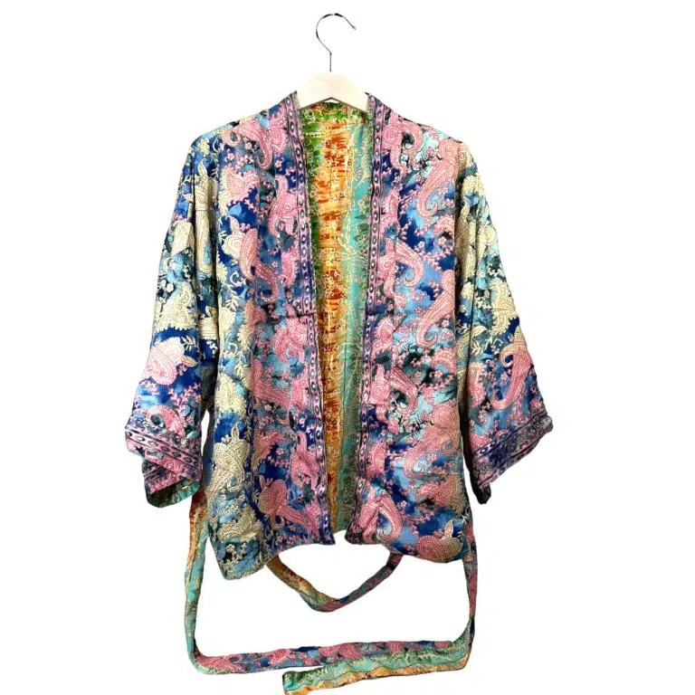 Kimono Reversible Corto de Seda para Mujer con Diseño Exclusivo y Talla Única - Imagen 3