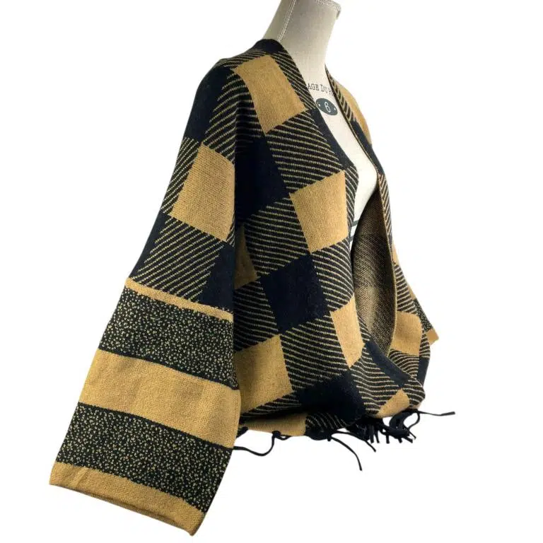 Precioso Poncho de Mujer Con Diseño Cuadrados y Flecos Decorativos - Imagen 5