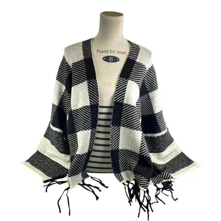 Precioso Poncho de Mujer Con Diseño Cuadrados y Flecos Decorativos - Imagen 3