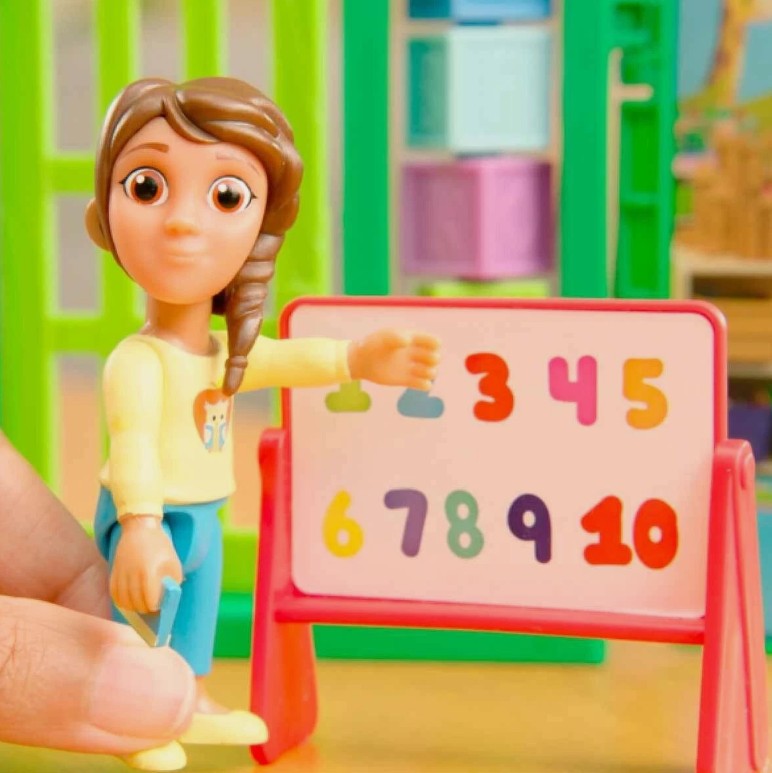 COCOMELON – Vamos al Cole Playset 3 Figuras 8 Piezas Juguete Educativo +3 Años - Imagen 4