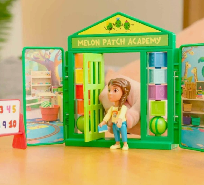 COCOMELON – Vamos al Cole Playset 3 Figuras 8 Piezas Juguete Educativo +3 Años - Imagen 5