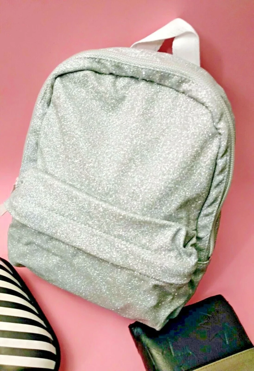 CONVERSE – Mini Mochila Converse x Miley Cyrus Plata Glitter 20x25x11 cm Mujer Edición Limitada - Imagen 7