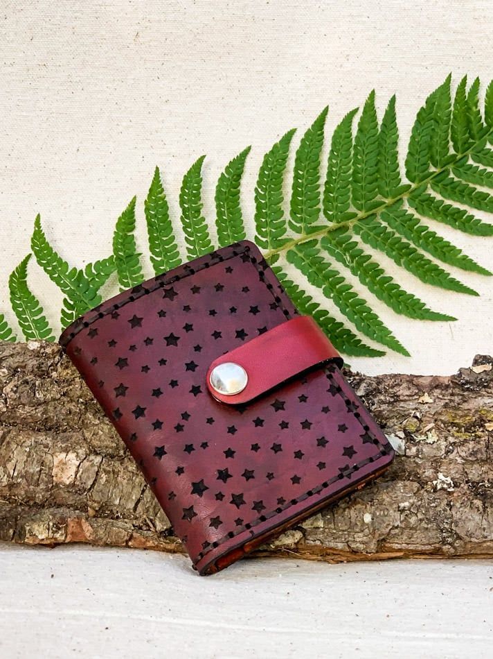 Cartera pequeña estrellas roja