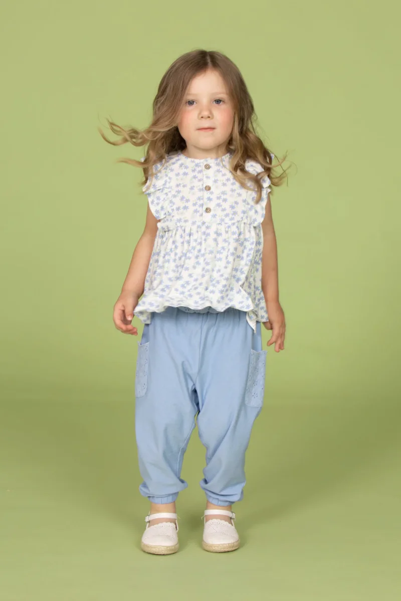 Pantalón bebé niña azul con detalle bordado - Imagen 3