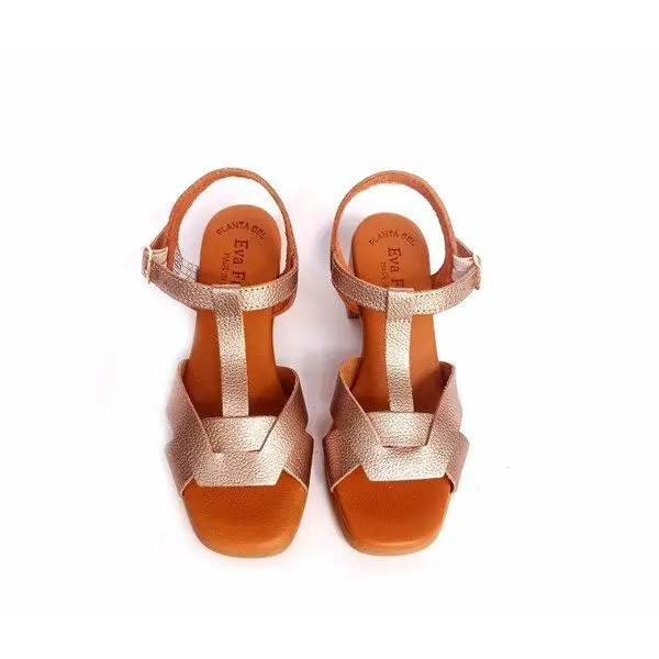 Sandalias de tacón bajo Eva Frutos taupe metalizado - Imagen 4