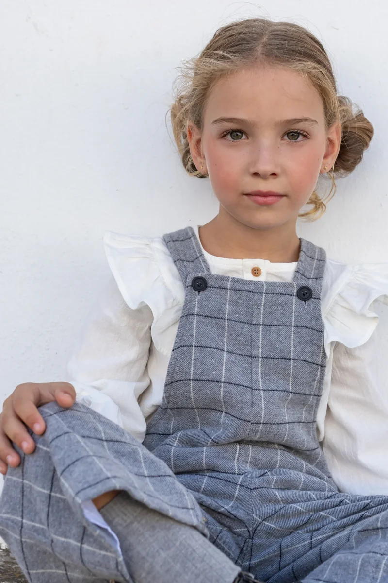 Peto de niña gris Cocote & Charanga - Imagen 4