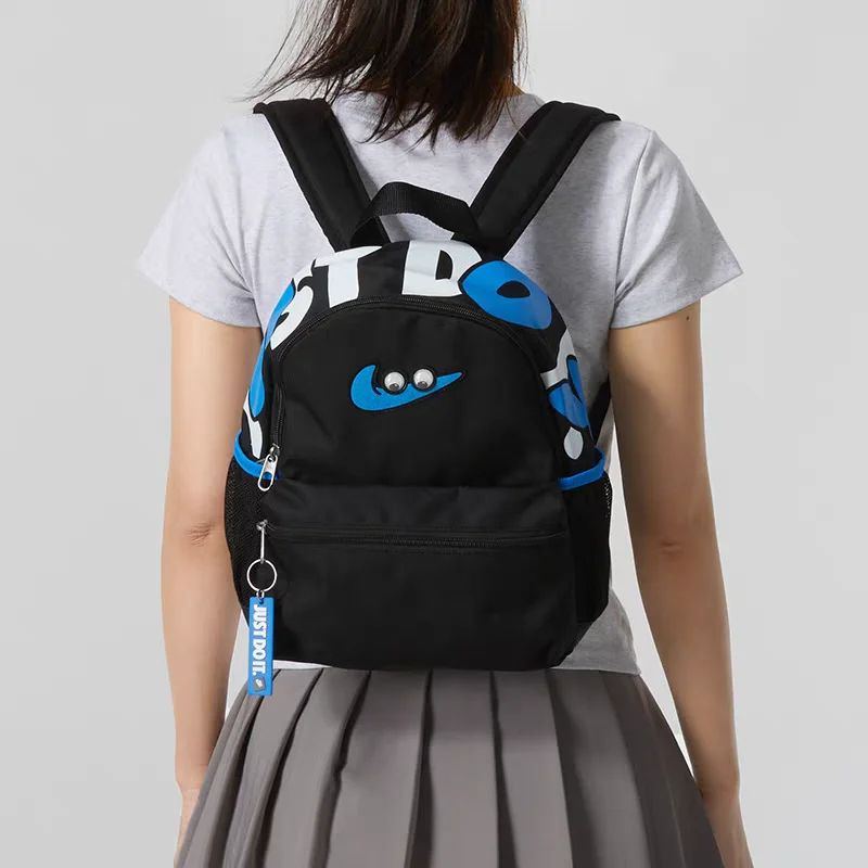 NIKE – Mochila Nike Niño Pequeña 11L Brasilia JDI Negra Azul Divertida Escolar - Imagen 7