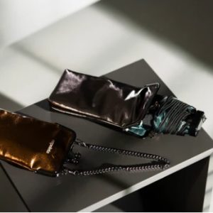 Paraguas plegable EZPELETA con funda de piel metalizada