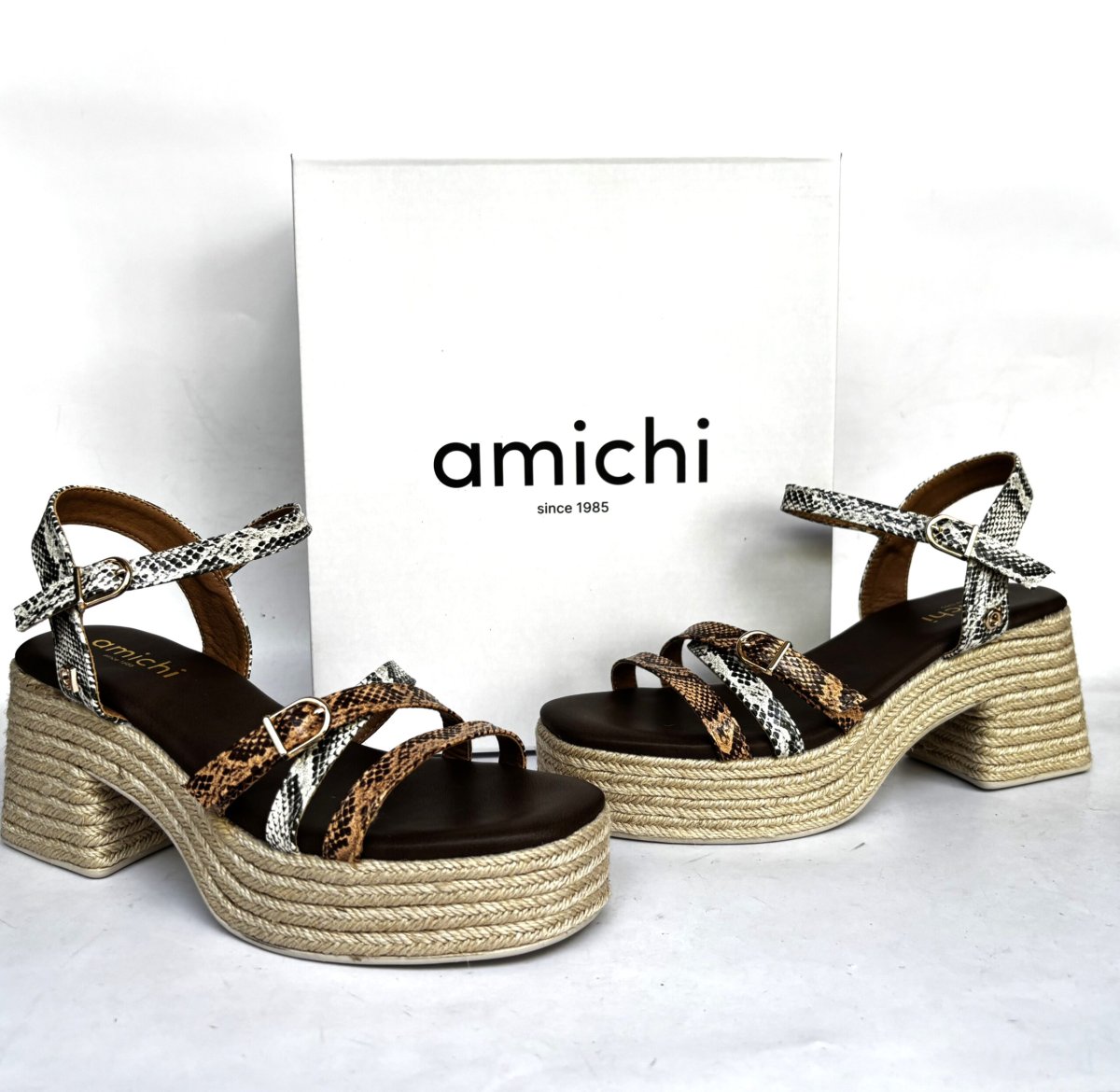 Sandalias tacón y plataforma AMICHI serpiente print