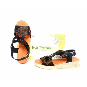 Sandalias de cuña baja Eva Frutos troquelado negro