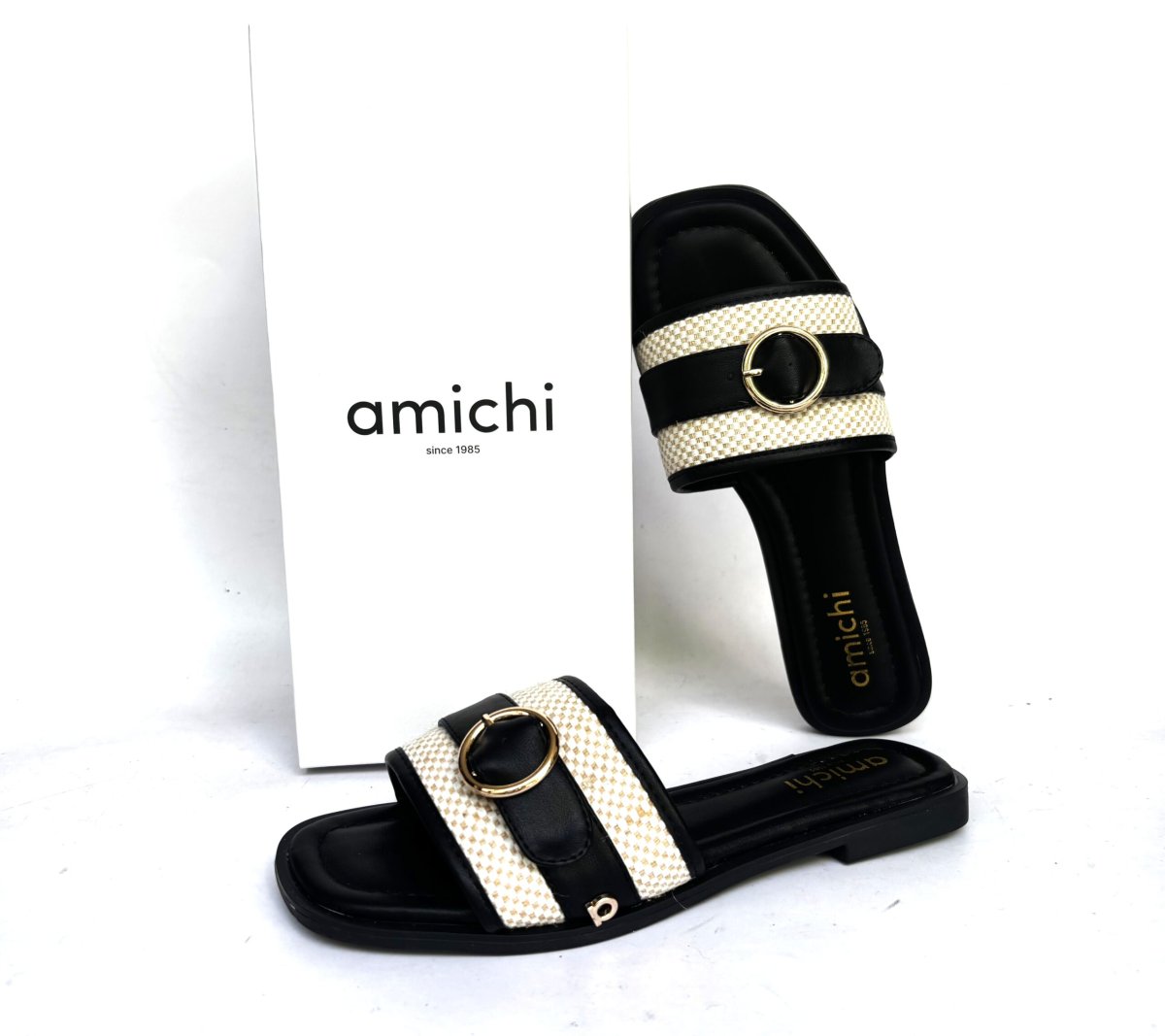 Sandalias planas de pala Amichi negro y rafia