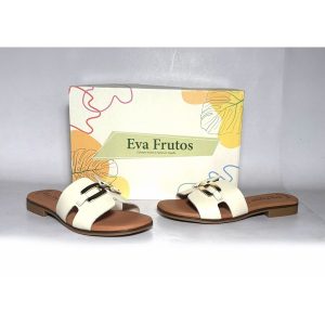 Sandalias planas pala Eva Frutos piel blanco roto