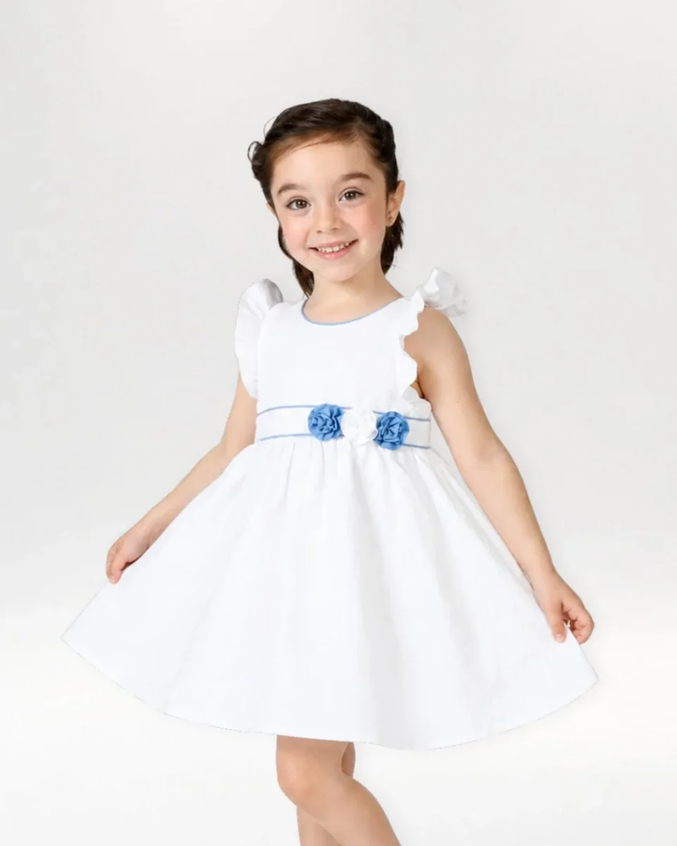 Vestido de bebé blanco con flores azules