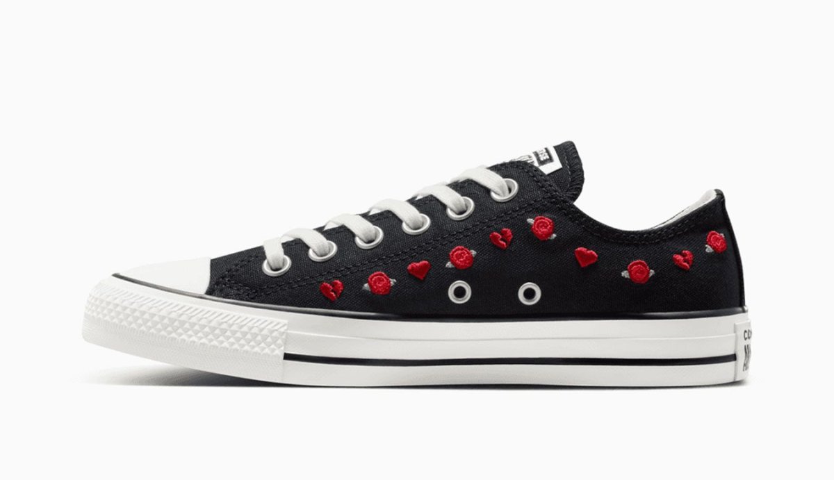 CONVERSE – Converse Chuck Taylor Negras con Corazones Mujer San Valentín - Imagen 3
