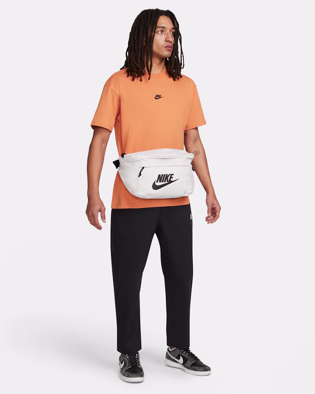 NIKE – Riñonera Nike Tech Hip Pack BA5751-072 Blanca 10L Unisex | Bandolera Grande Ajustable Original - Imagen 9