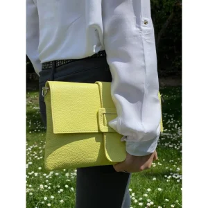 Bolso Bandolera en Piel Italiana para Mujer con Hebilla Decorativa, Solapa y Cremallera