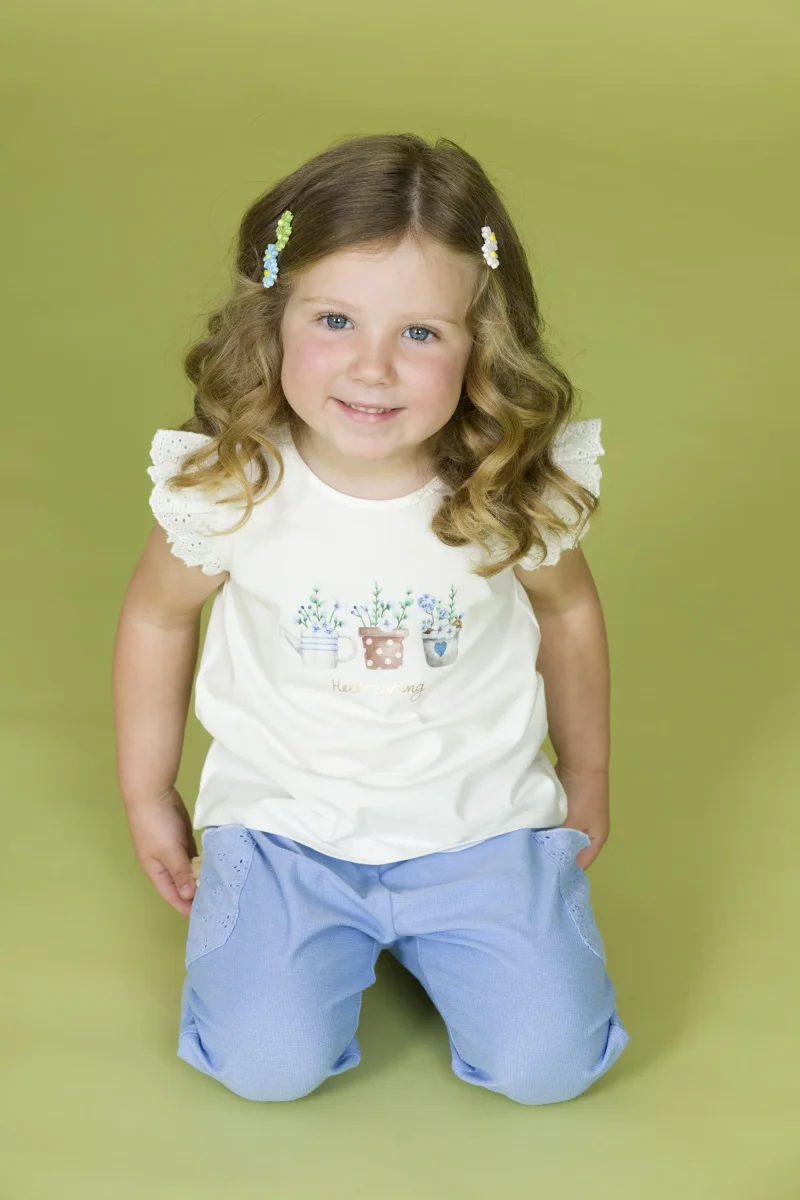 Camiseta bebé niña crudo con volantes bordados y estampado “Hello Spring”