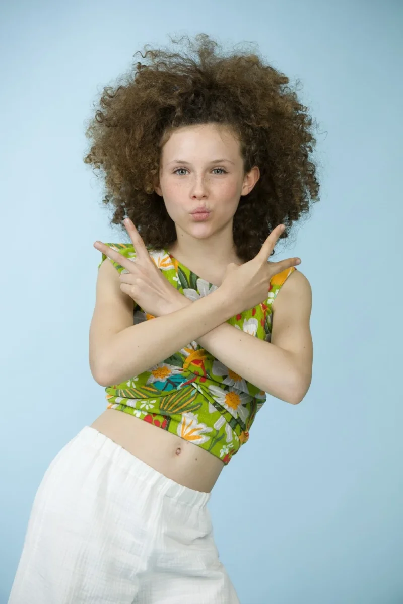 Camiseta niña flores tropicales - Imagen 6