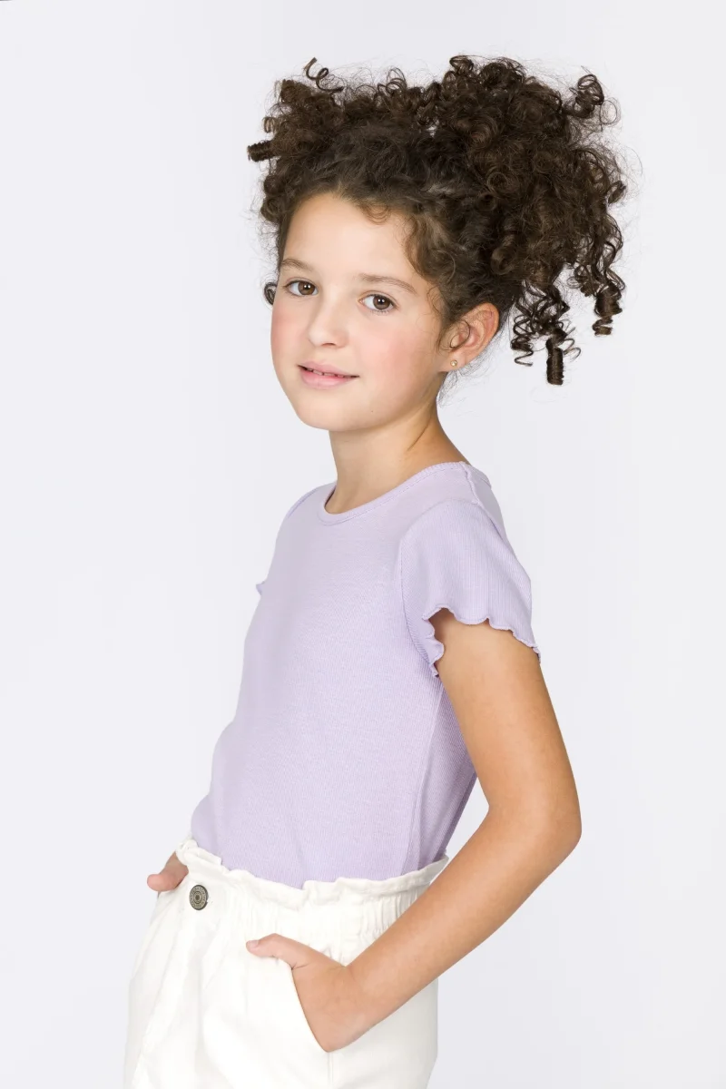 Camiseta de niña morado detalle corazón plateado - Imagen 4