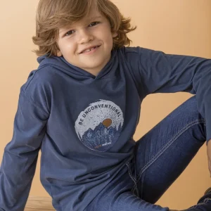 Camiseta de niño azul con capucha