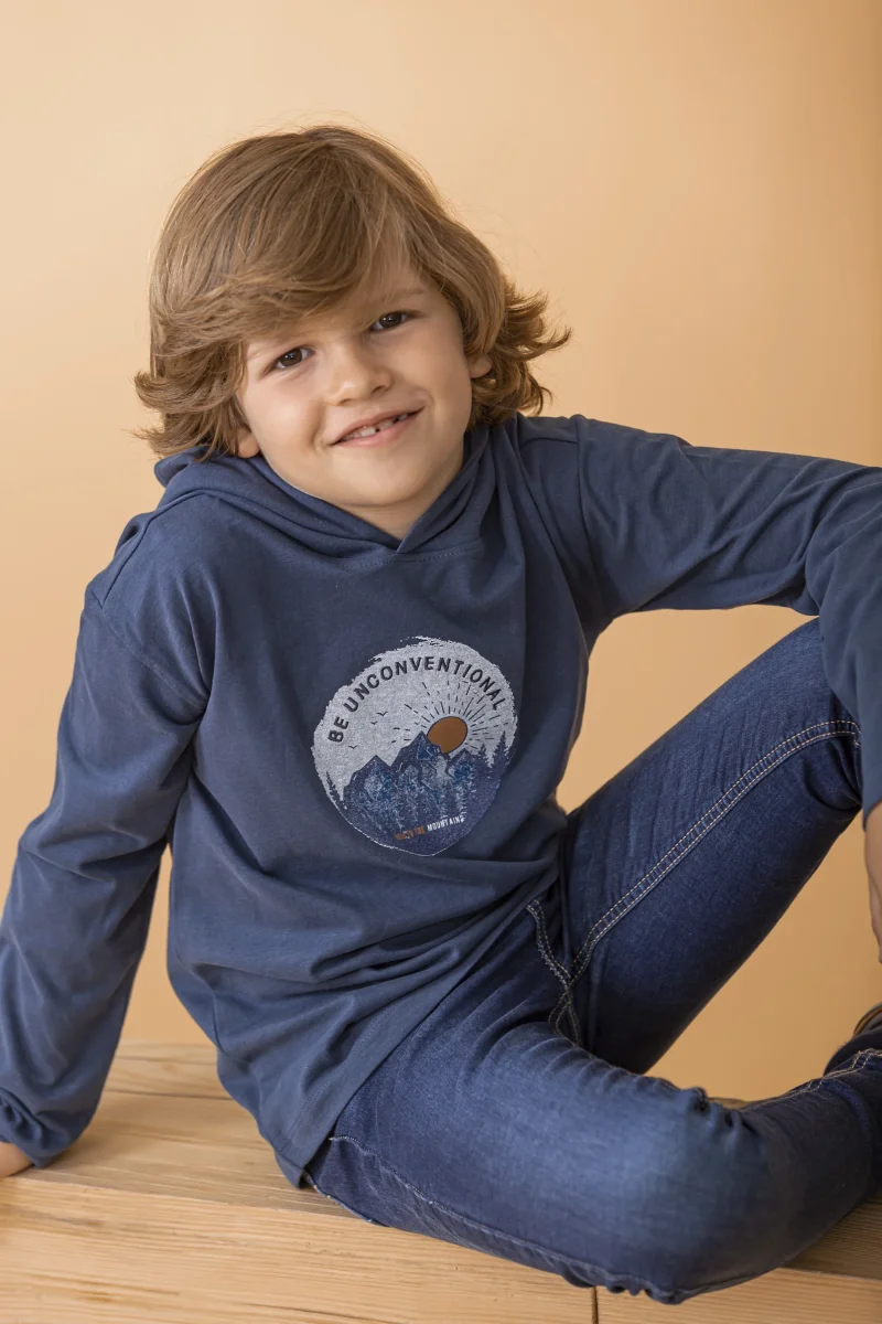 Camiseta de niño azul con capucha - Imagen 2