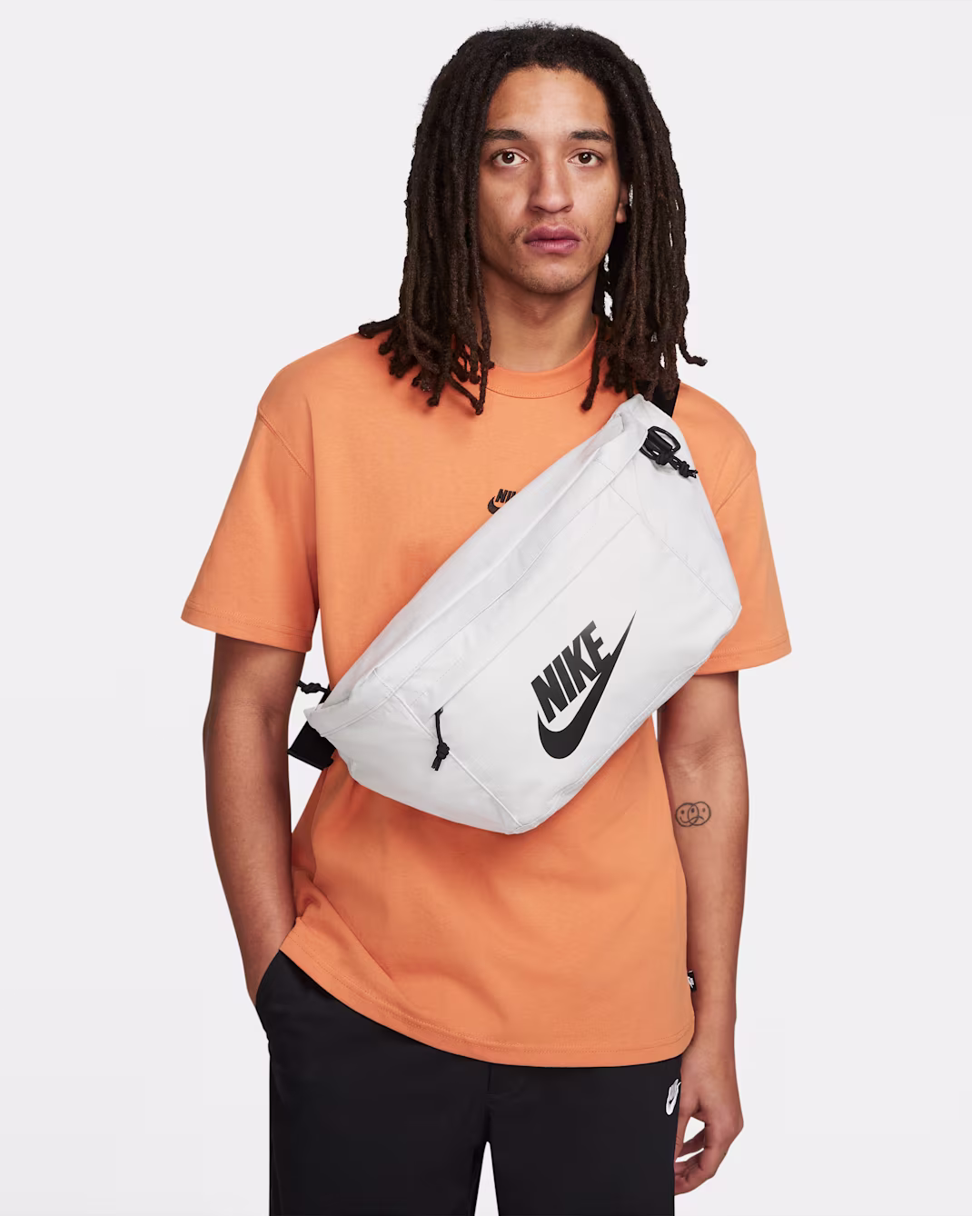 NIKE – Riñonera Nike Tech Hip Pack BA5751-072 Blanca 10L Unisex | Bandolera Grande Ajustable Original - Imagen 5