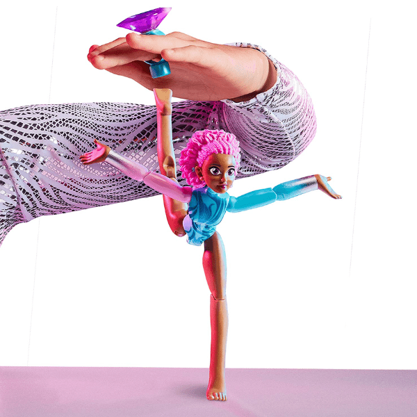 MOOSE TOYS – Muñeca Magic Balance Gymnast Amy Moose Toys con Anillo Magnético - Imagen 4