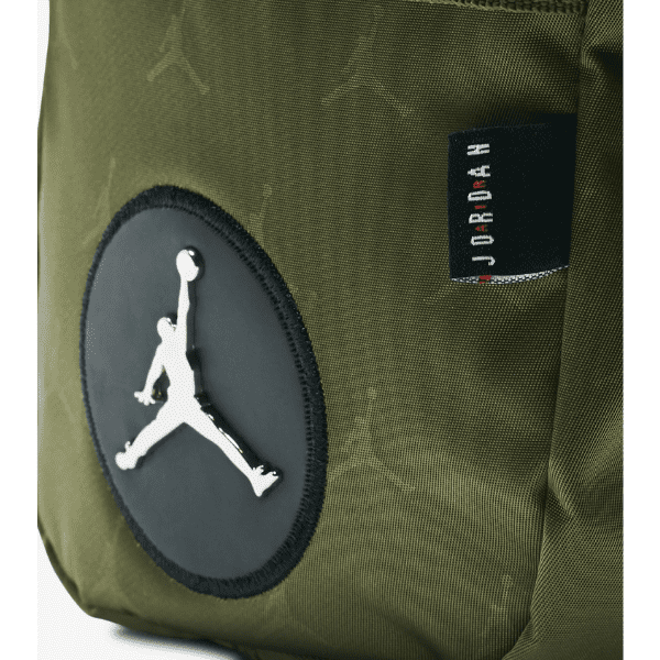 NIKE – Bolso Bandolera Jordan Jacquard Festival Bag – Verde Caqui con Logo Metálico - Imagen 4