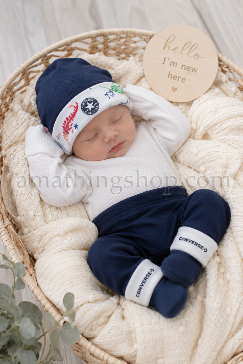 CONVERSE – Conjunto Converse Bebé Azul Marino 0-6 Meses Gorro y Patucos Edición Limitada - Imagen 3