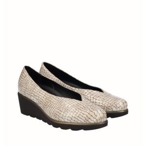 Zapatos de cuña D’Chicas en piel grabada color beig